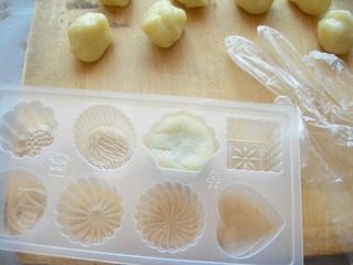 18、冰皮豆沙月饼,把蘸过手粉的月饼胚放到模具中压实