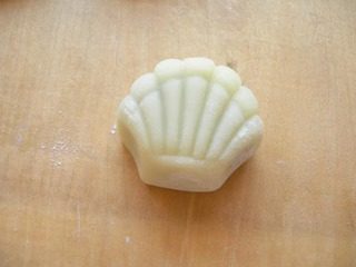 19、冰皮豆沙月饼,把模具倒扣过来，磕在案板上，冰皮月饼就会脱出模具