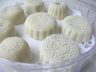 20、冰皮豆沙月饼,所有的都做好之后，装到保鲜盒里，放到冰箱里冷藏后食用，口感更好