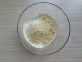 1、杏仁酥饼,低筋面粉过筛后加入杏仁粉。（我购买的是做马卡龙的细杏仁粉，所以不用再过筛了）