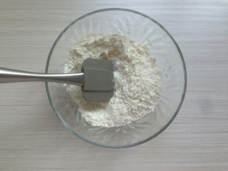 2、杏仁酥饼,将两种粉混合均匀。