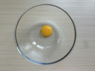 3、杏仁酥饼,碗里装入蛋黄。