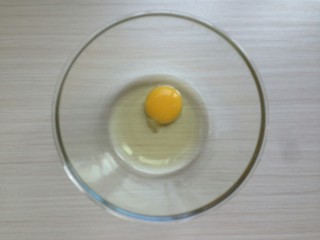 4、杏仁酥饼,倒入玉米油。