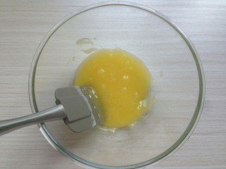 6、杏仁酥饼,用刮刀拌均匀。