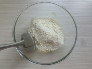 7、杏仁酥饼,将面粉和杏仁粉倒入。