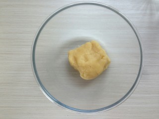 8、杏仁酥饼,用刮刀压拌成团。