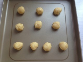 9、杏仁酥饼,分成十份，每份20克，放在不粘烤盘上。