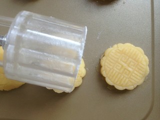 10、杏仁酥饼,将面团压扁一些，用50克月饼模压出花纹。（月饼模内先撒一些干粉）