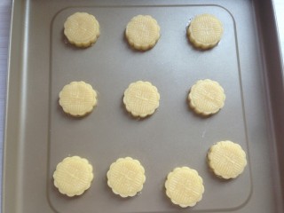 11、杏仁酥饼,直接在烤盘上压出，以防移动中变形。