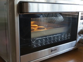 12、杏仁酥饼,放入已经预热到170度的东菱K40C烤箱倒数第二层，烘烤15至18分钟。