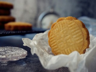 13、杏仁酥饼,烘烤结束取出，晾凉后放密封盒保存。