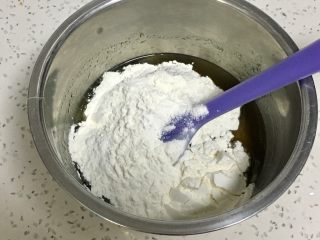 3、广式蛋黄莲蓉月饼,加入普通面粉。