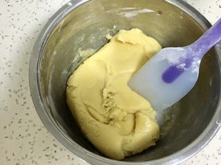 4、广式蛋黄莲蓉月饼,用刮刀翻拌均匀。