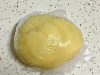 5、广式蛋黄莲蓉月饼,放入食品袋静置两个小时以上。