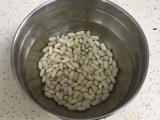 6、广式蛋黄莲蓉月饼,白芸豆用温水泡两个小时左右，皮就皱了，用手一撕皮就掉了。