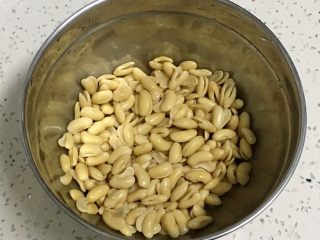 7、广式蛋黄莲蓉月饼,脱完皮备用。