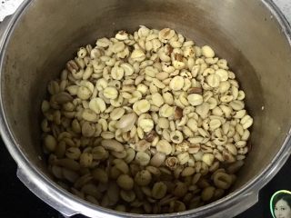 9、广式蛋黄莲蓉月饼,开锅后再压20分钟就熟了，晾一下备用。