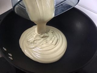 11、广式蛋黄莲蓉月饼,倒入不粘锅。