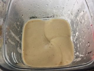 10、广式蛋黄莲蓉月饼,晾到不烫手的时候放入破壁机打成泥。