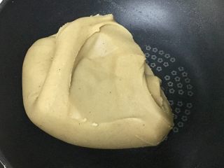 13、广式蛋黄莲蓉月饼,不停的搅拌，翻炒，直到炒到图片的状态为止。