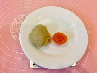 14、广式蛋黄莲蓉月饼,准备做75克的月饼，馅料我是用了57克，皮用28克，所以称重一个咸蛋黄和莲蓉馅，合计57克就行。