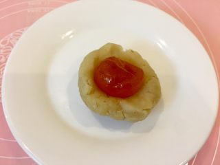 15、广式蛋黄莲蓉月饼,莲蓉馅把咸蛋黄包起来。