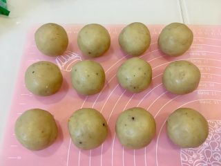 16、广式蛋黄莲蓉月饼,全部包好备用，馅料做的多，这次是用不完的，月饼皮的量只够做13个的。