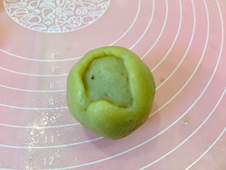 18、广式蛋黄莲蓉月饼,用虎口处包起来。