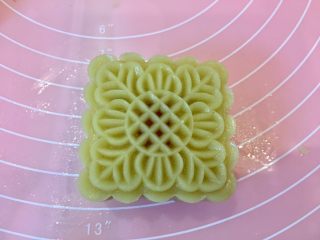 20、广式蛋黄莲蓉月饼,放入75克模具里，压好了脱模，烤箱预热190度。
