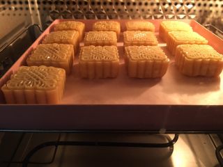 21、广式蛋黄莲蓉月饼,压好了以后放入预热好的烤箱190度5分钟定型。