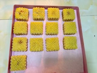 23、广式蛋黄莲蓉月饼,定型好了以后从烤箱取出，刷蛋黄水，烤箱接着预热165度。