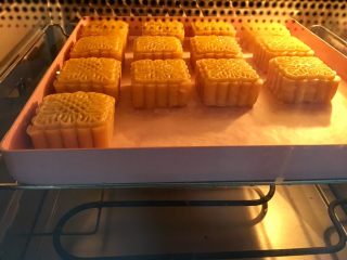 24、广式蛋黄莲蓉月饼,刷好蛋黄水以后放入预热好的烤箱165度18分钟。