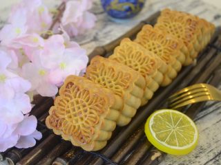 25、广式蛋黄莲蓉月饼,出炉。