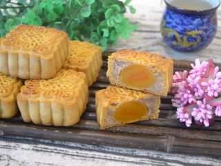 26、广式蛋黄莲蓉月饼,切开，可以享用了。