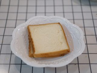 1、美味焗吐司,吐司两片,切成丁。