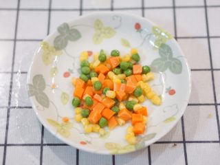 4、美味焗吐司,胡萝卜丁,玉米粒,青豆粒。可以在超市买到成品。