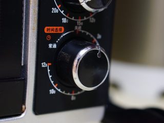 9、美味焗吐司,烤箱预热,上下火180度,5分钟。