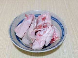 1、五香卤猪蹄,2个猪蹄，买时候一个切了四块，温水洗干净。
