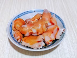 5、五香卤猪蹄,再均匀淋上生抽。