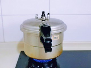 9、五香卤猪蹄,盖上盖子大火烧开，转中小火25分钟，焖15分钟再打开。