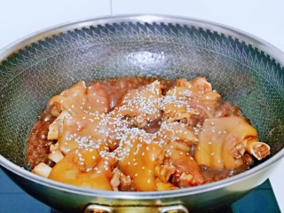 11、五香卤猪蹄,待汤汁变少，浓稠时撒上熟白芝麻，收干即可关火。