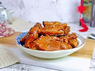 12、五香卤猪蹄,盛出装盘，即可食用。