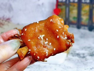 15、五香卤猪蹄,凉了后手直接拿着吃就可以，香而不腻，美容养颜。