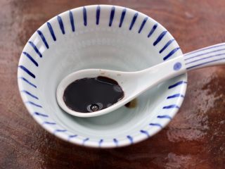 4、照烧北豆腐,取一个碗，先加入生抽。