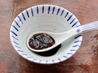 5、照烧北豆腐,再倒入蚝油。