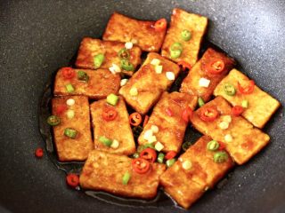 16、照烧北豆腐,大火把锅中汤汁收干即可关火。