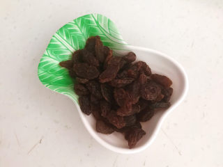 1、小米发糕,葡萄干浸泡5分钟后清洗干净,沥干水份