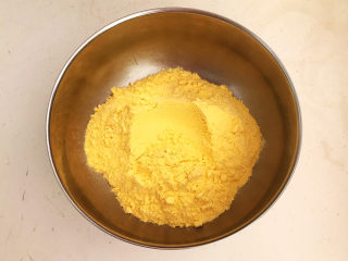 6、小米发糕,小米粉放入大碗里(超市有卖)