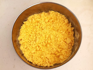 7、小米发糕,用开水烫面,边倒边搅拌