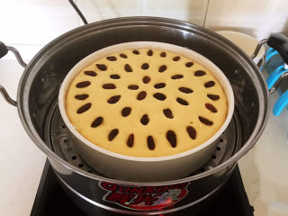 17、小米发糕,蒸锅烧开后,加入蒸屉